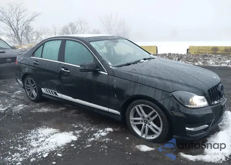 2014 Mercedes-Benz C 300 Luxury 4Matic/Sport 4Matic z USA, uszkodzony, nr VIN WDDGF8ABXER305977